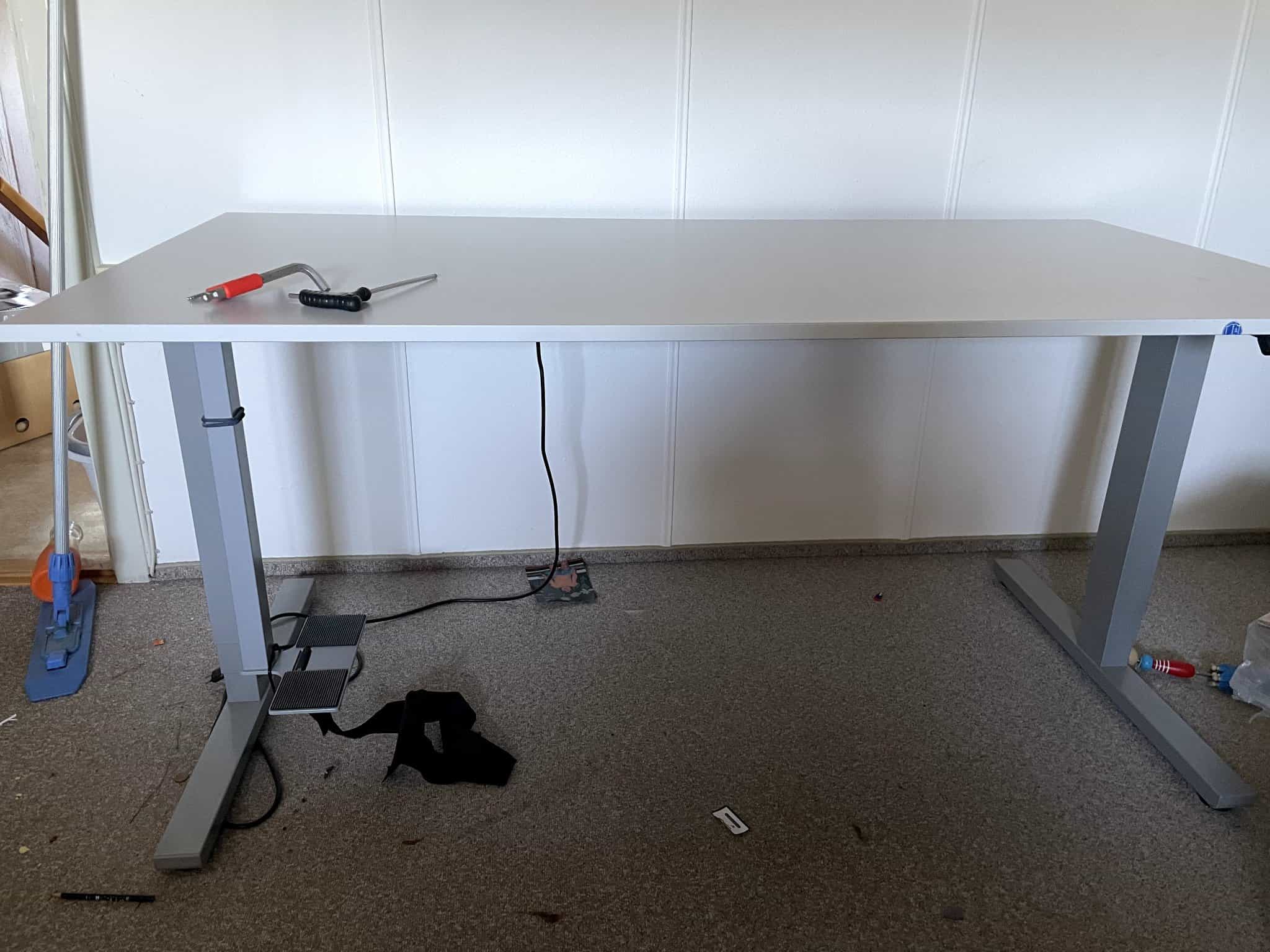 Schreibtisch elektrisch höhenverstellbar, grau-weiss