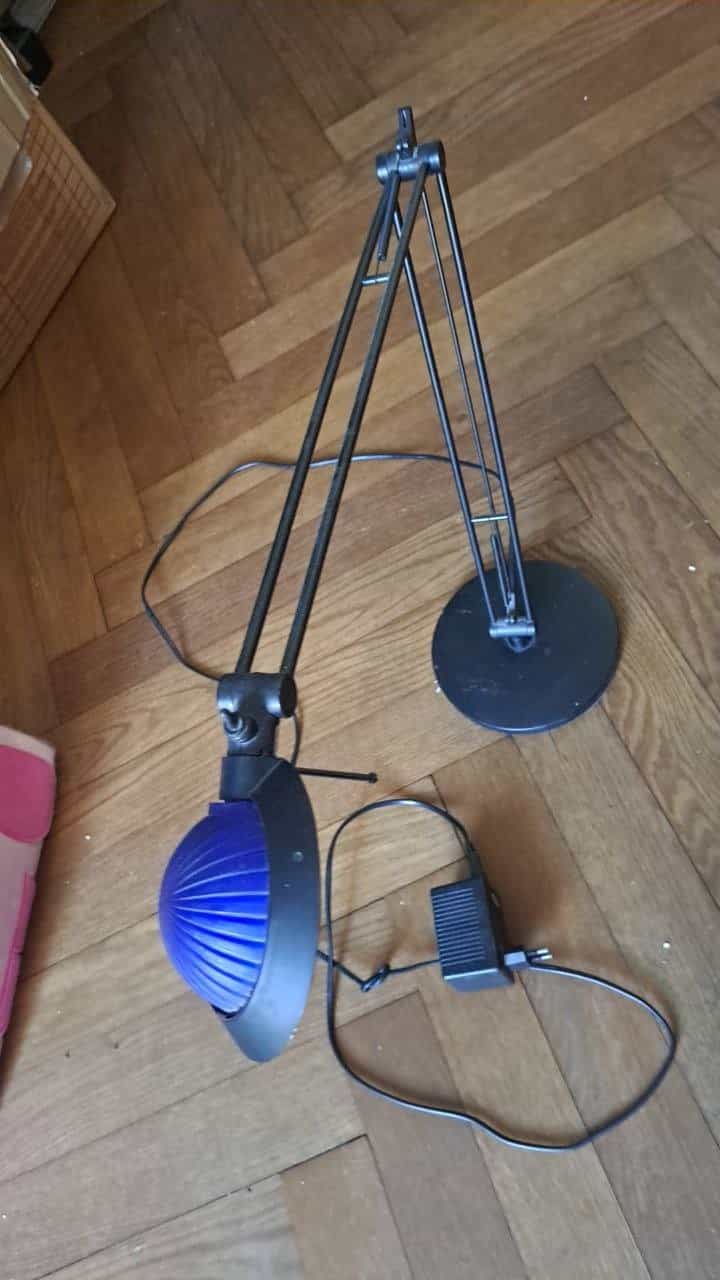 Schreibtischlampe abzugeben