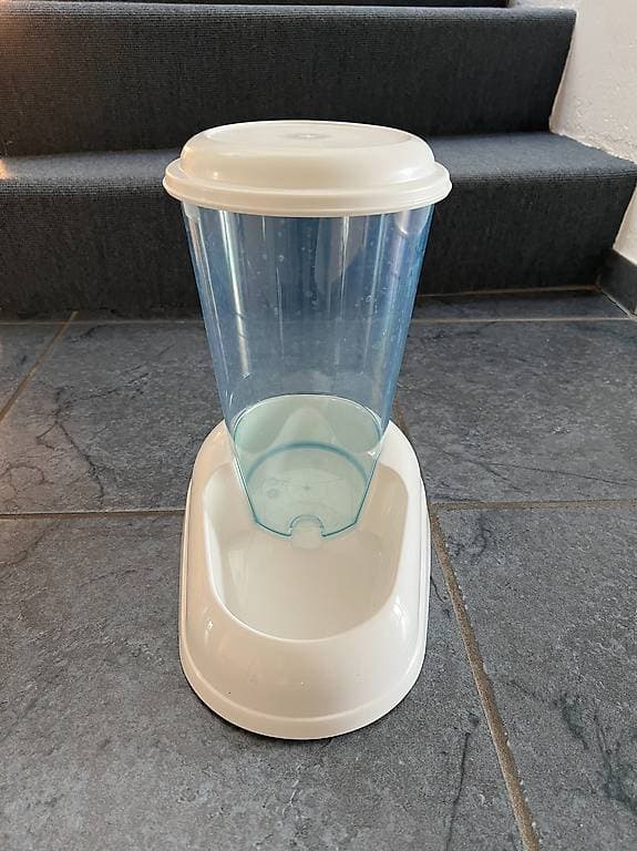 Wasserspender, Hocker mit Höhle, Clo und Fressnäpfe