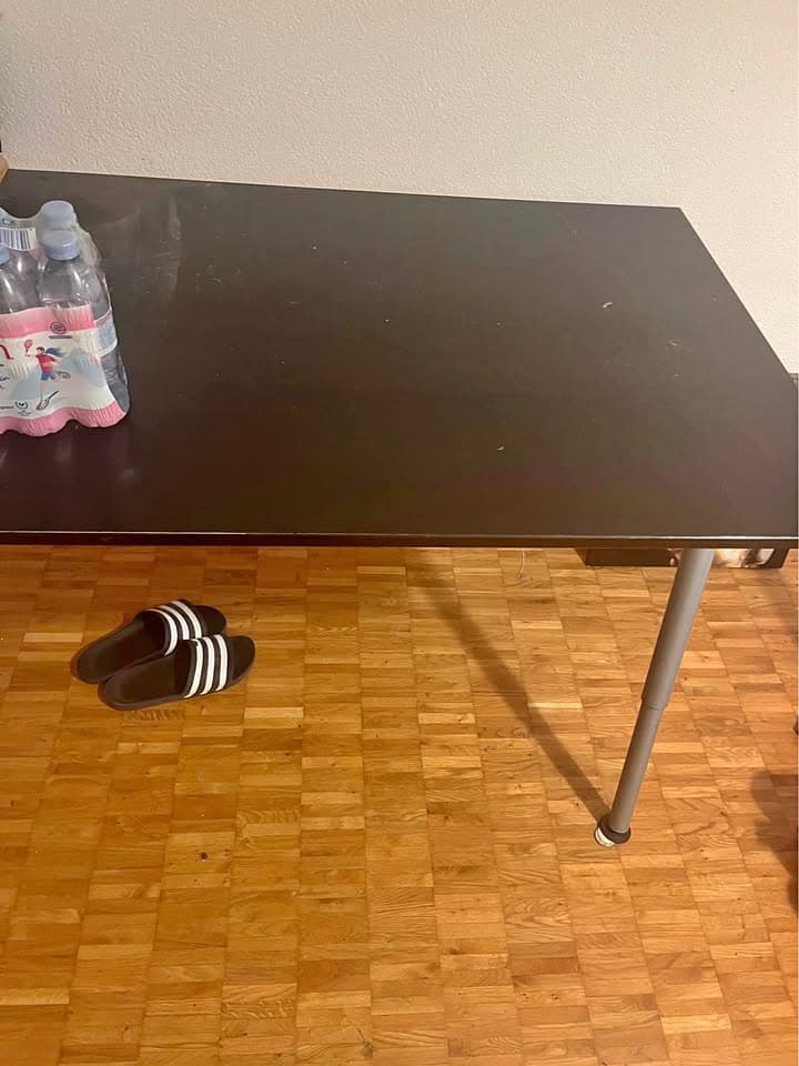 Gratis: Schwarzer Tisch / Arbeitstisch