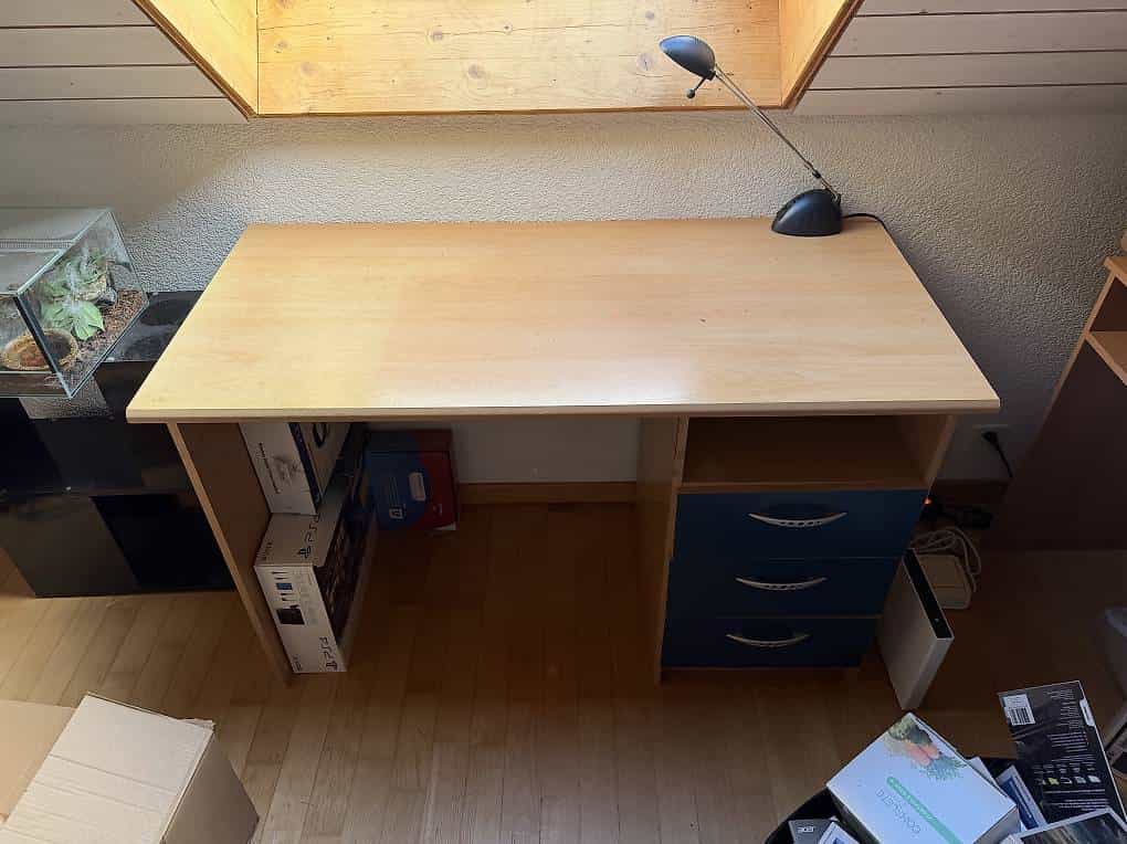 À donner petit bureau . À venir prendre sur place