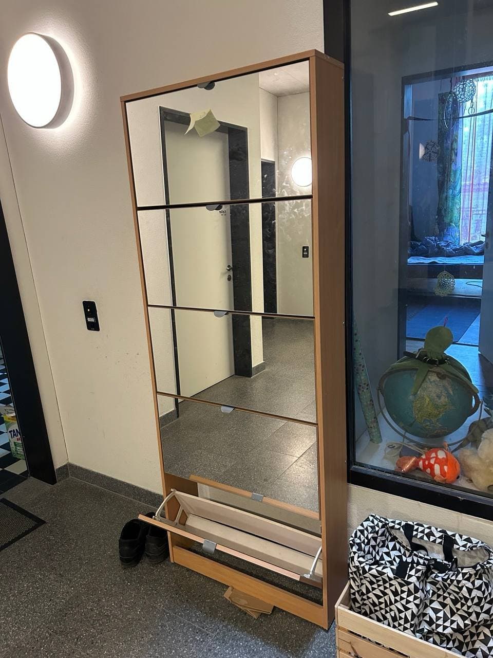 Schuhschrank aus Holz mit Spiegel
