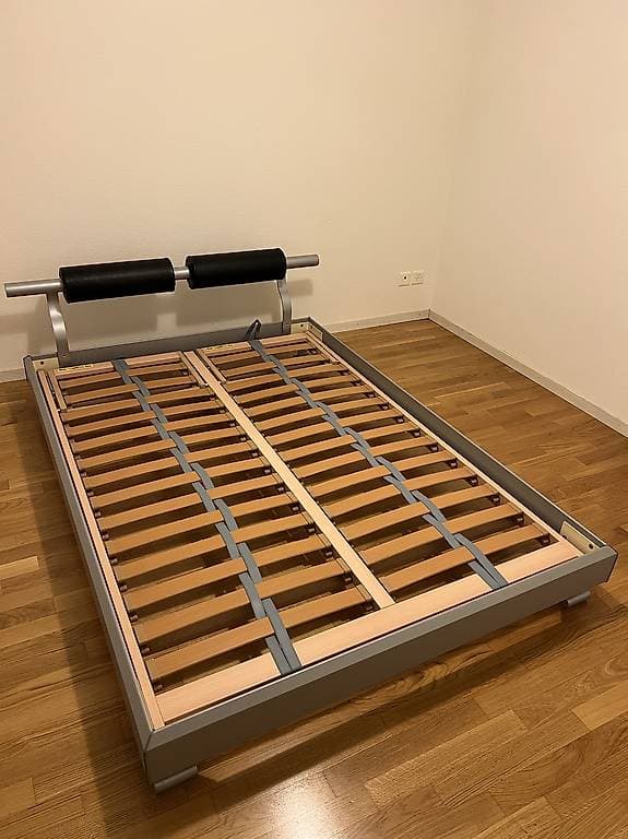 Bett + Matratze 140x200