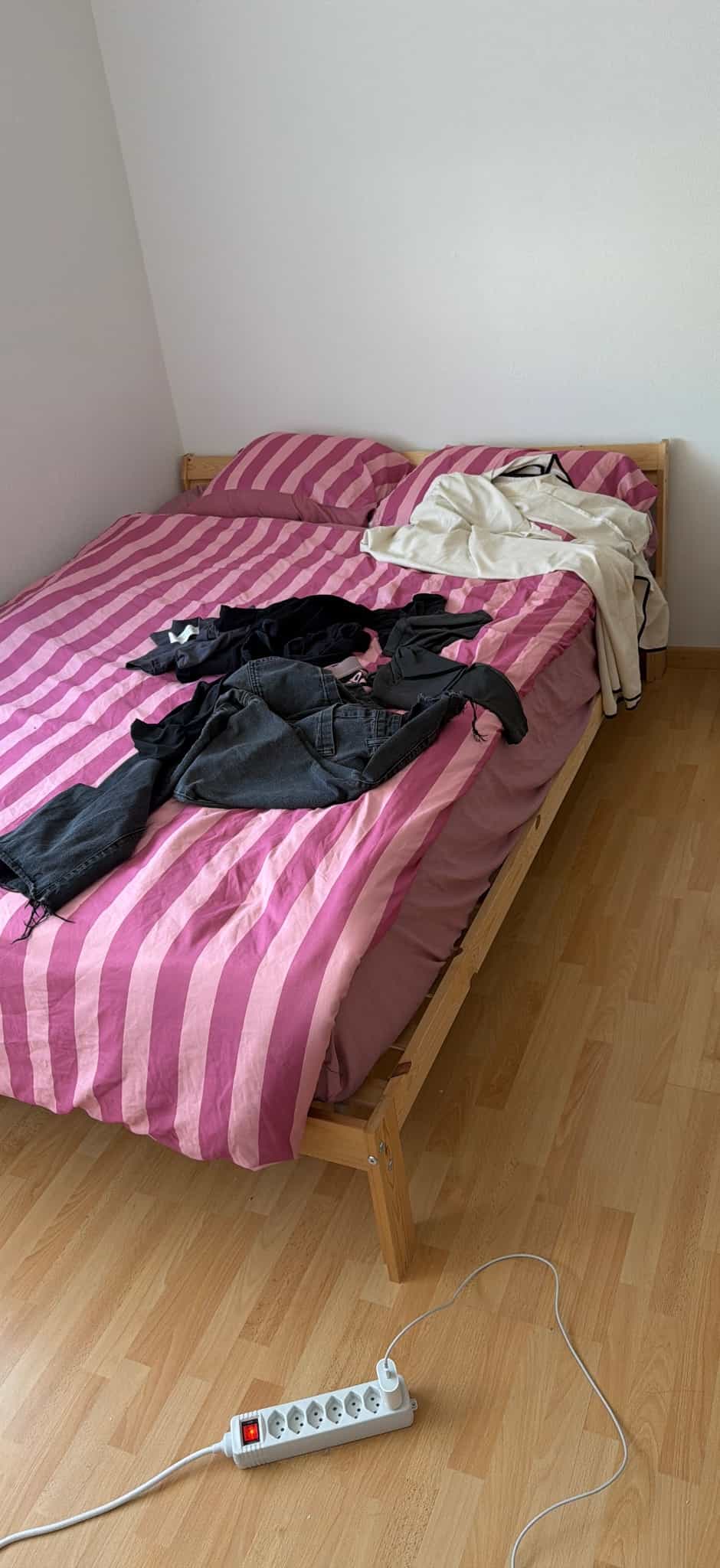 Regal IKEA Kallax, weiss, Malm Kommode weiss, Bett mit Matratze 140, Balkontisch mit Stühlen, etc