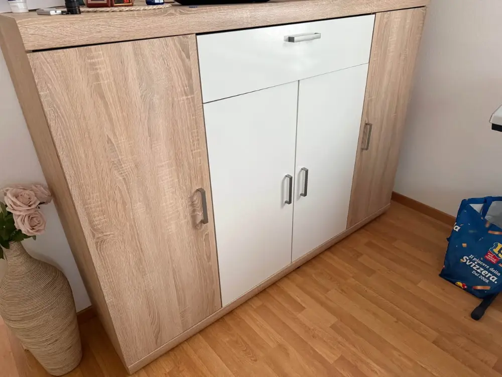 Schöne Kommode / Sideboard in Holzoptik mit weissen Türen zu verkaufen.