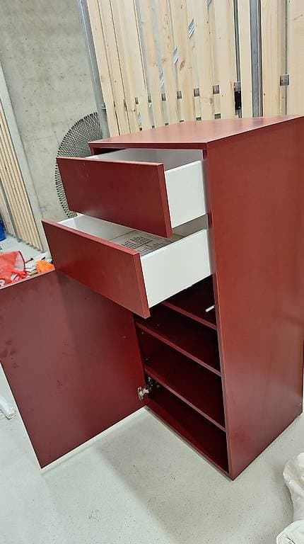 Rote Kommode mit Schubladen