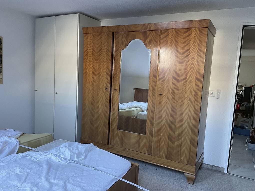 Schrank (dreitürig)