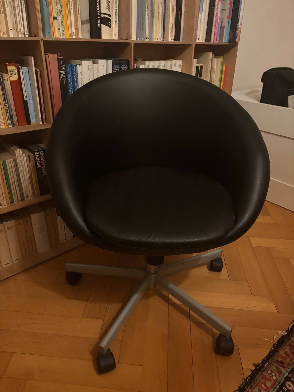 Schwarzer Bürostuhl