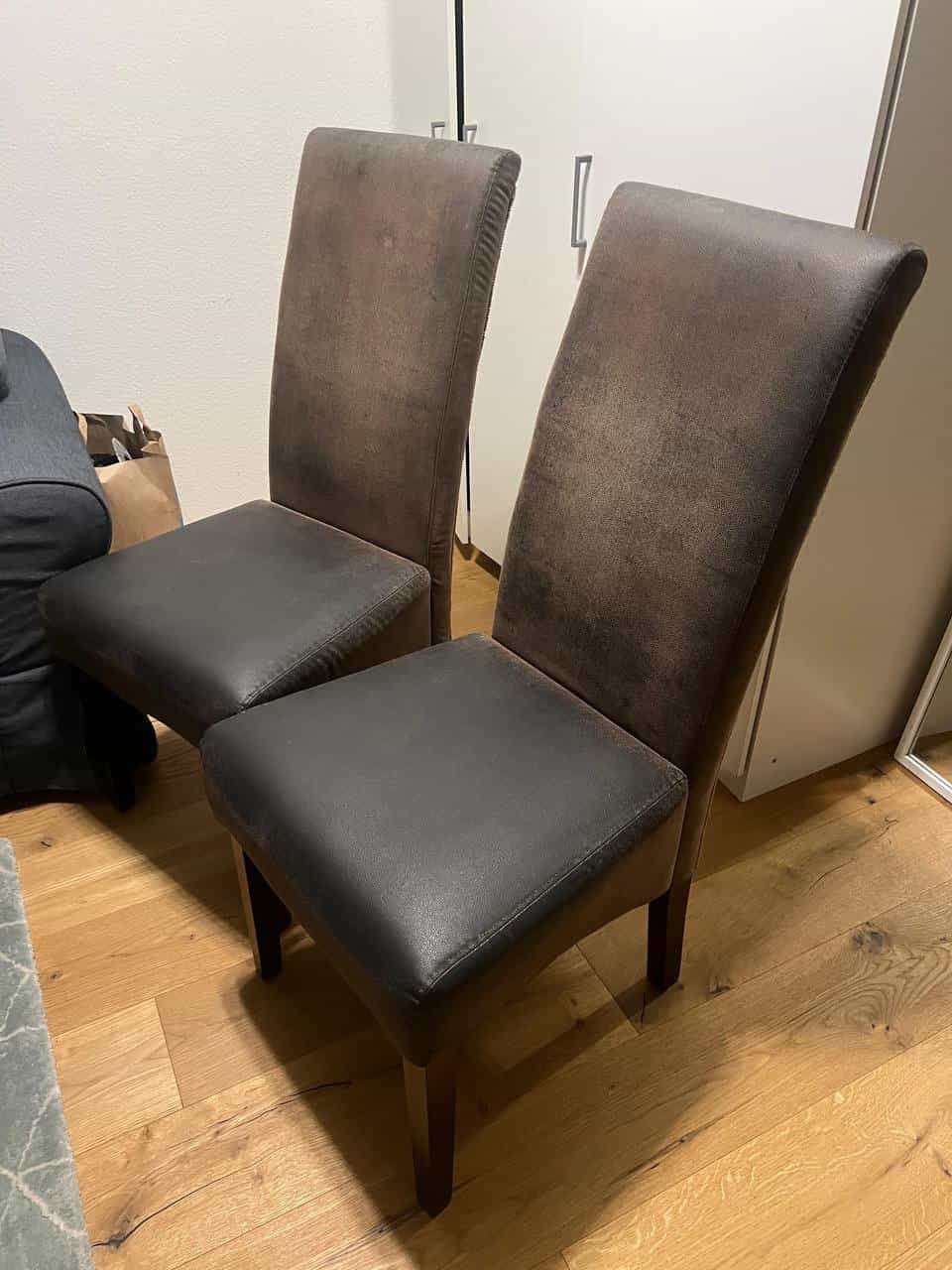 Möbelset - Sofa, Stühle, Tisch und Bett