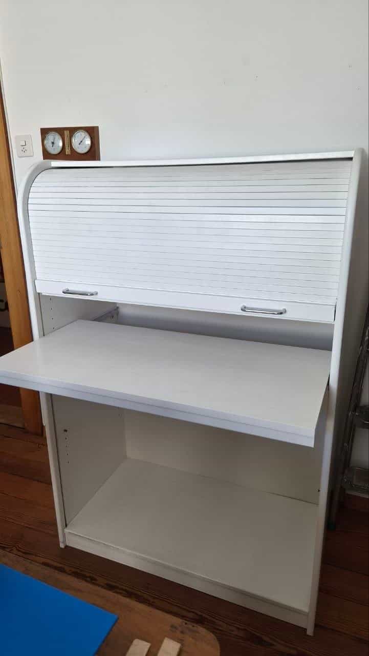 Weisser Rollschrank mit Schiebetüren