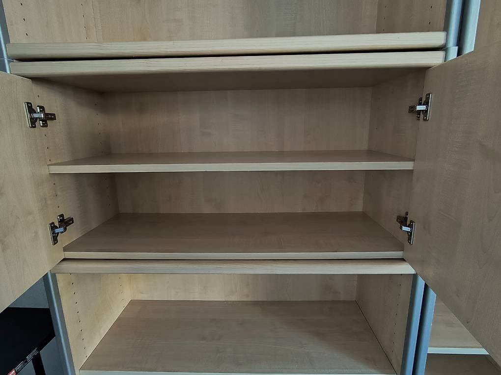 zwei massive helle Regale, eines mit Klapptüren