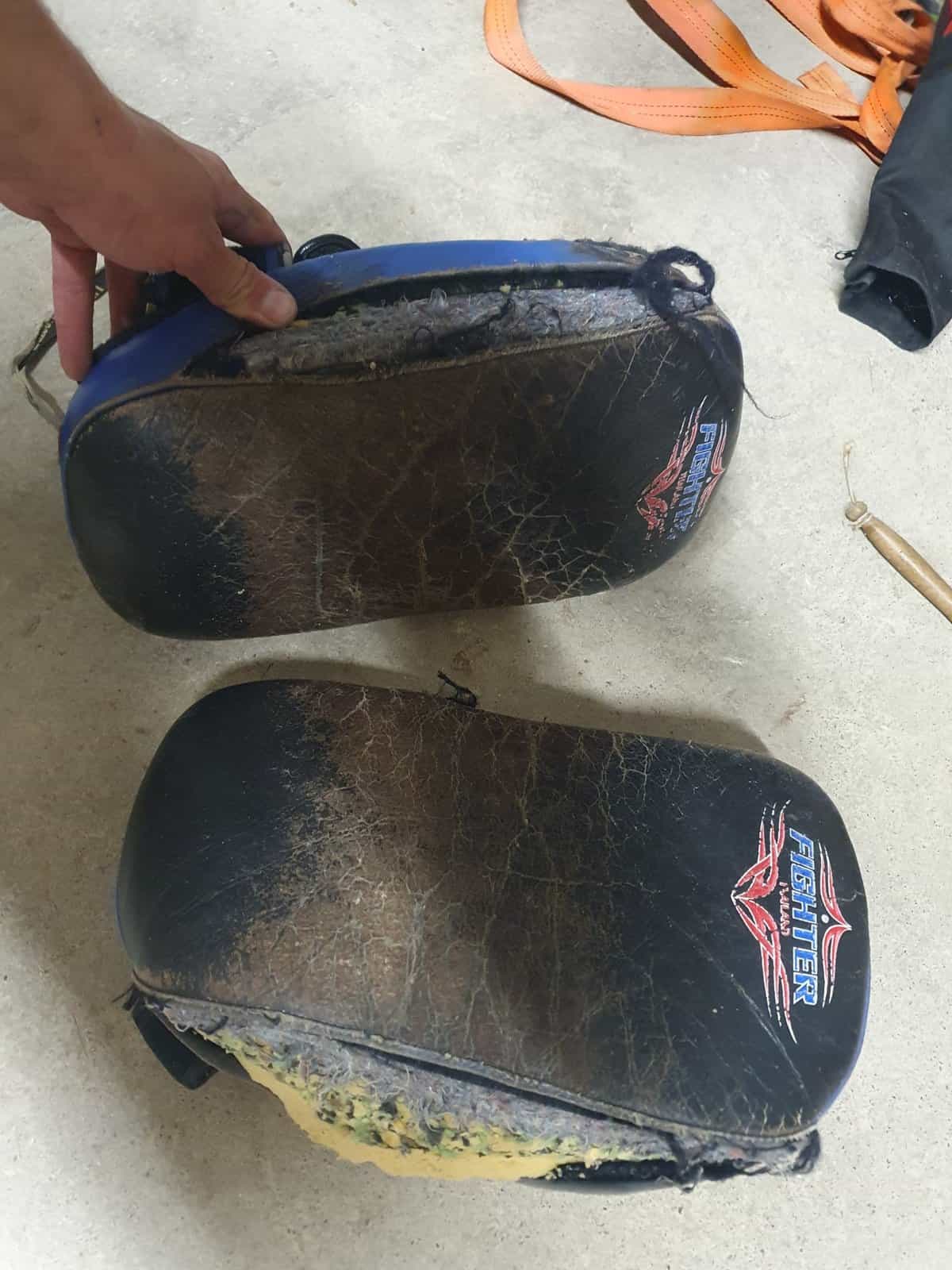 Deux gants de boxe très usagés