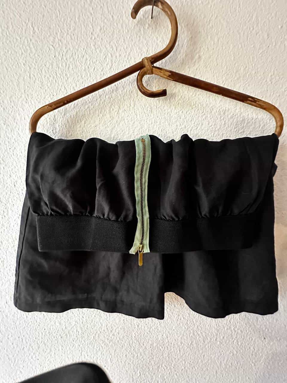 Mehrere Damenkleider und Accessoires