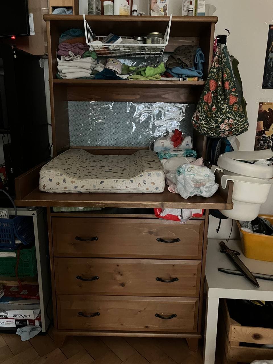 Zuklappbare Wickelkommode mit Auflage