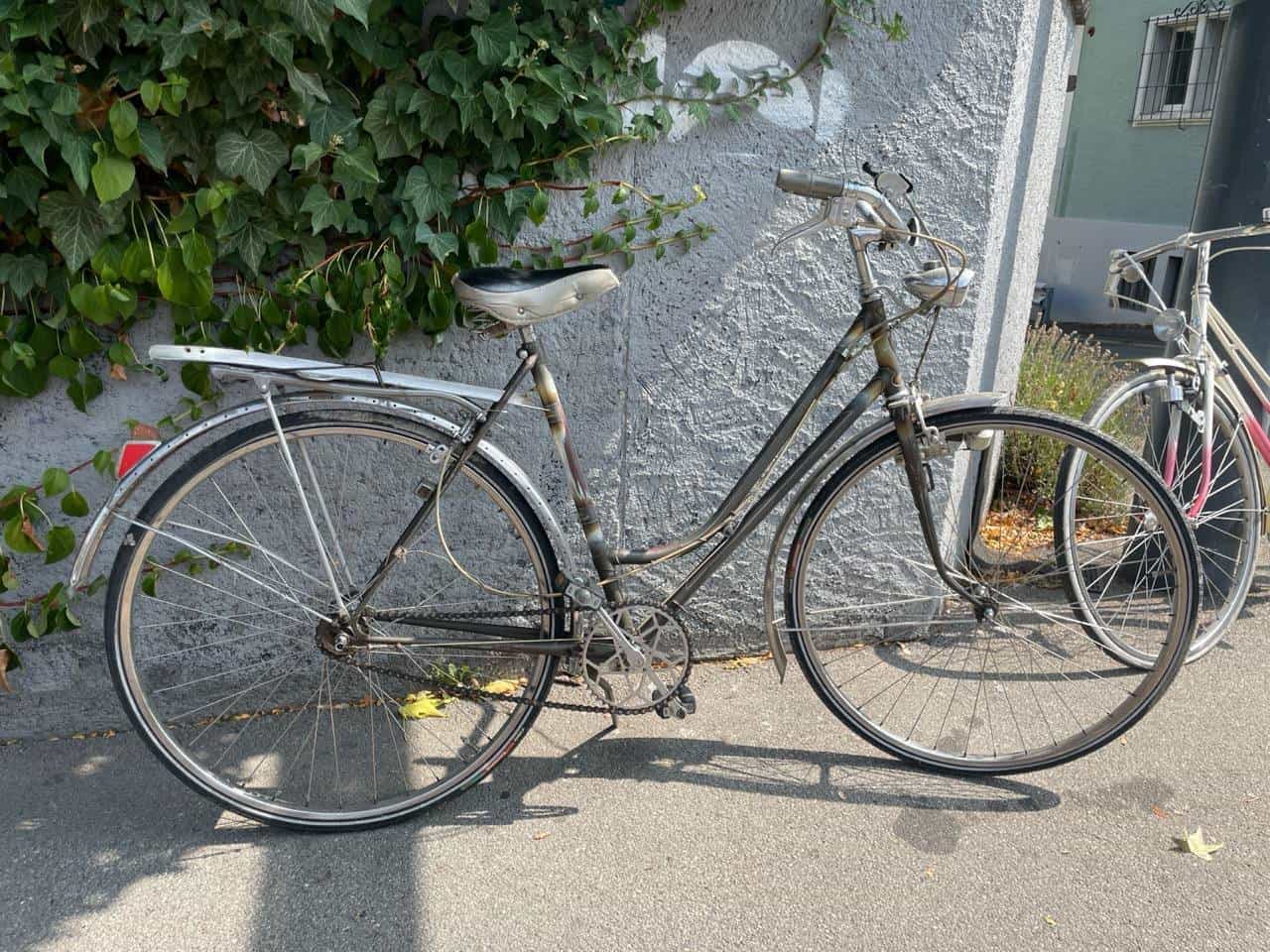 Zwei Velos/Fahrräder