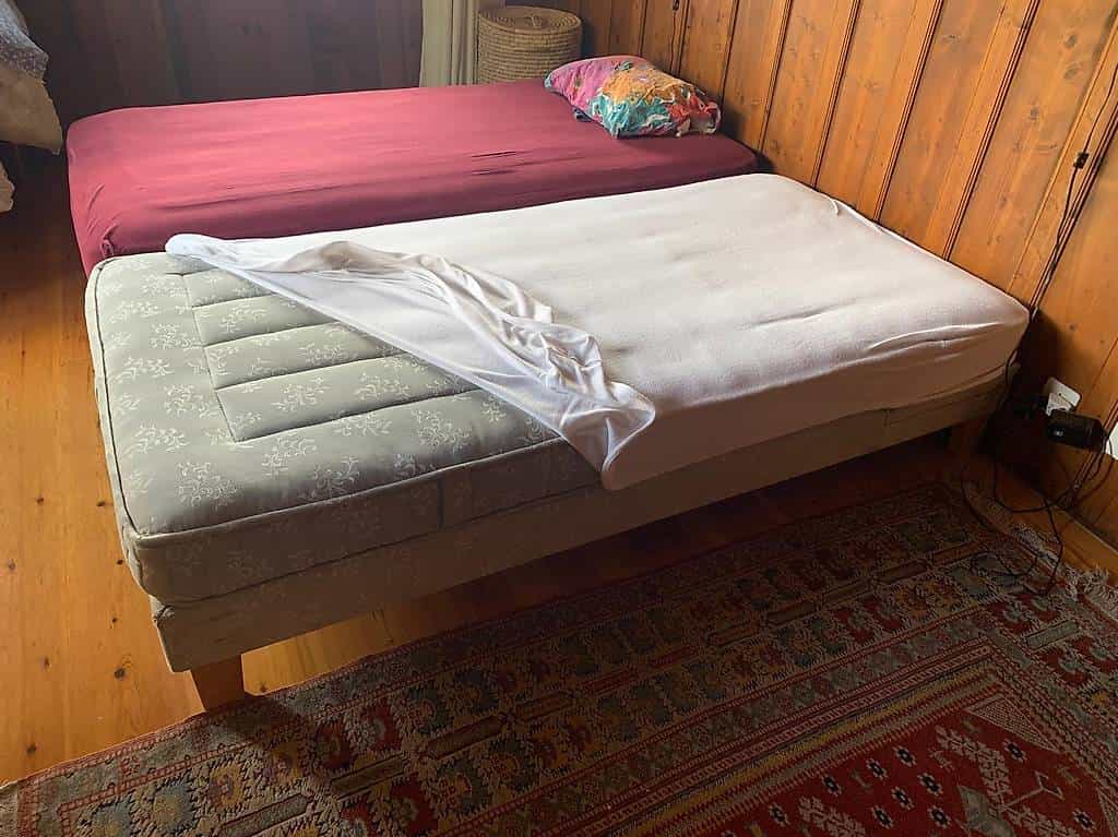 Lot de 5 lits (sommiers + matelas) env. 90 x 200 cm