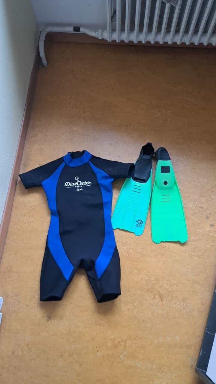 Flossen (Gr. 37-38) und Neopren-Schwimmanzug (ca. 10 J.)