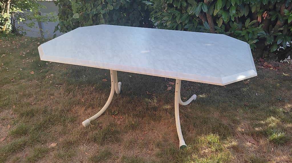 Gartentisch gratis abzugeben