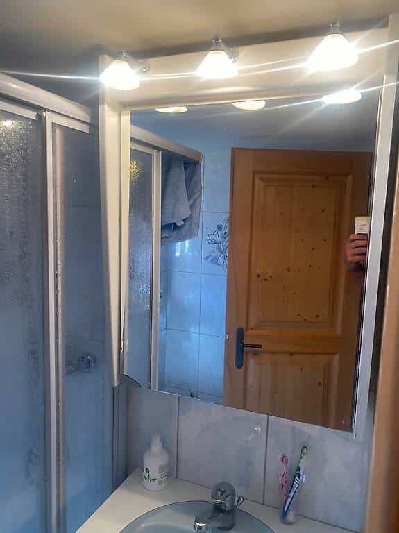 Waschbecken mit Unterbauschrank u Spiegelschrank aus MBF