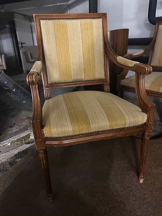 Chaises anciennes - usées mais fonctionnelles