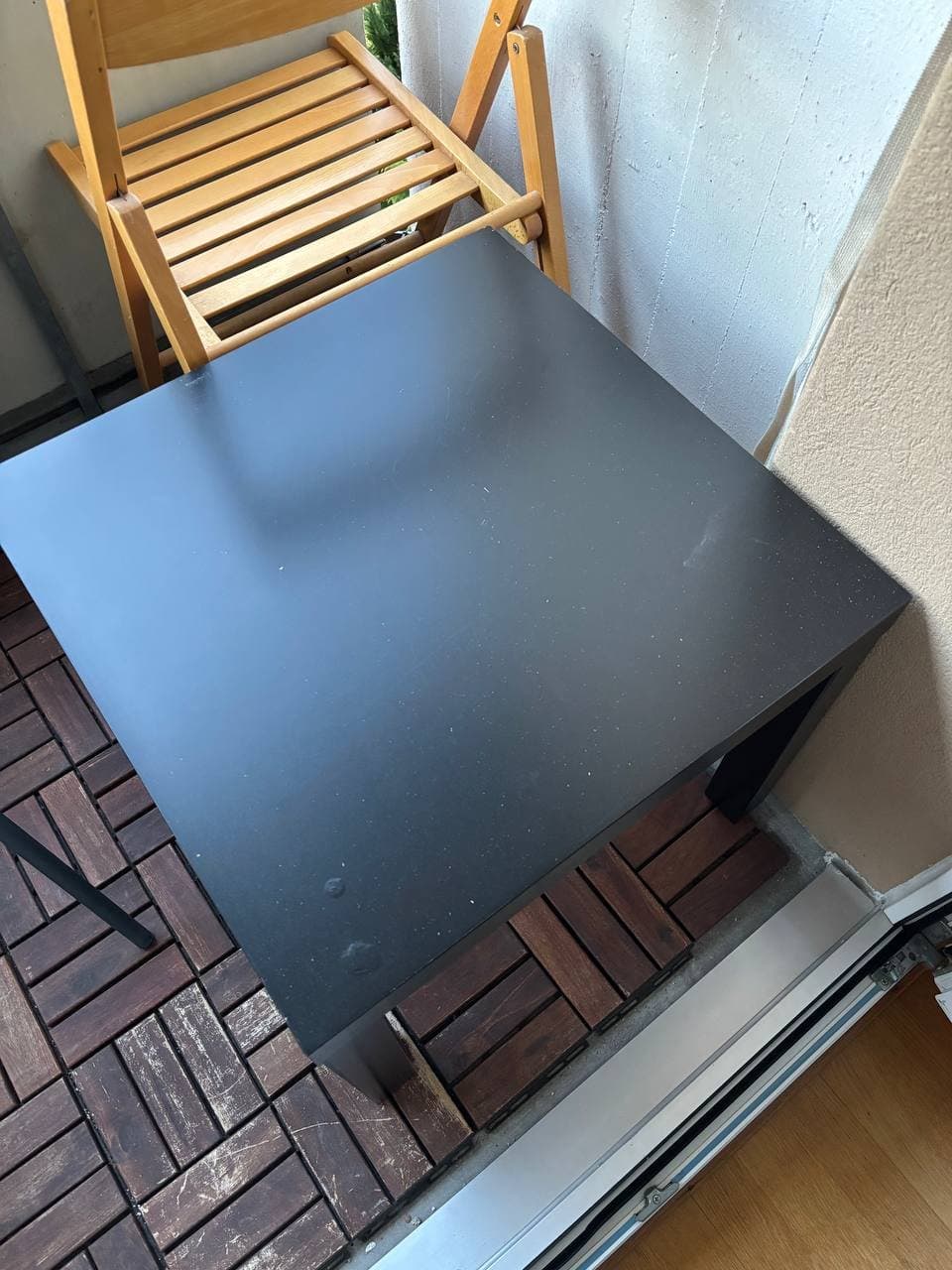 Holztisch und Holzhocker