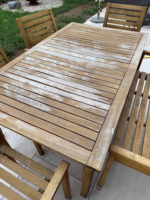 Gartentisch mit Bank und vier Stühlen