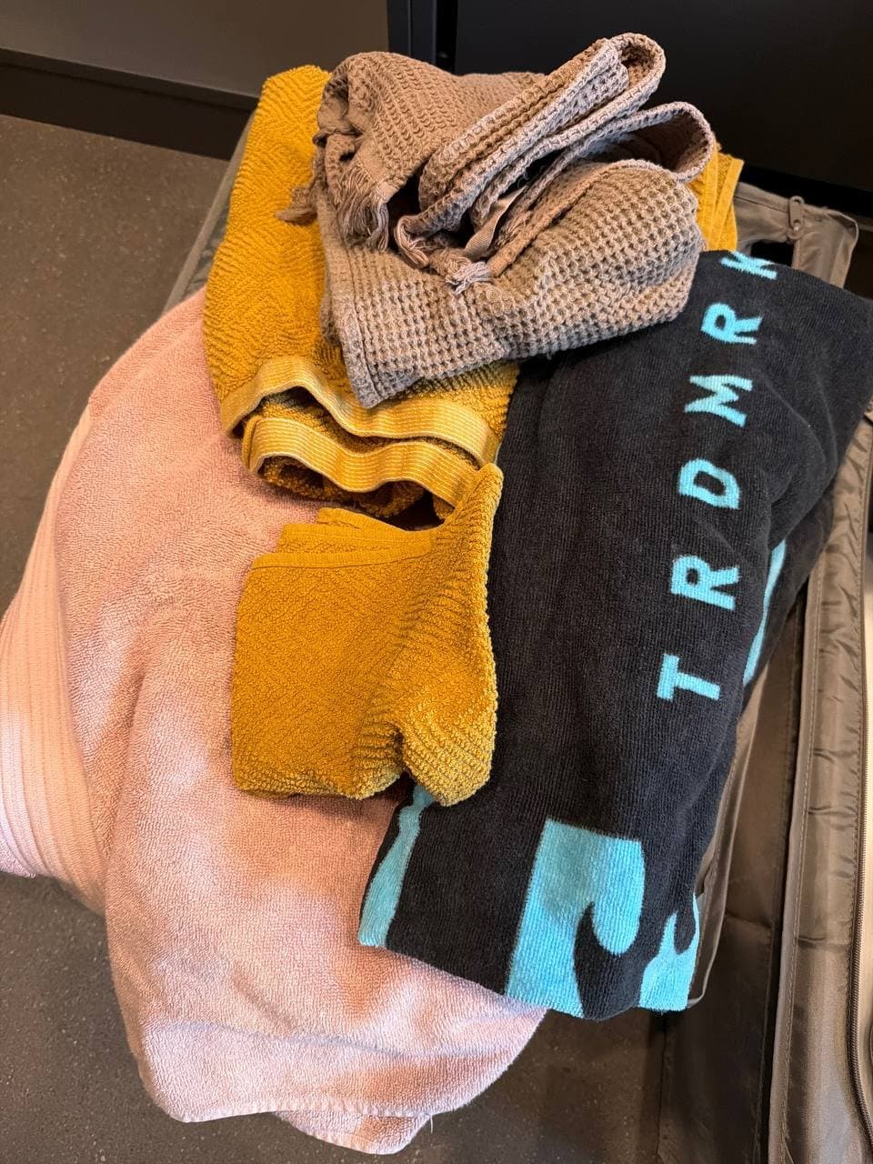 Diverse Handtücher und Strandtuch