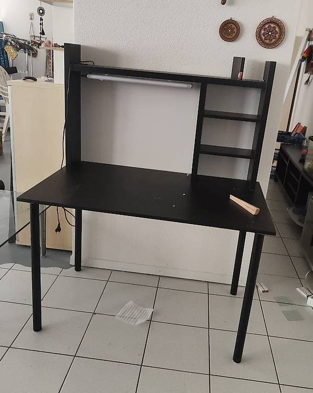 Schwarzer Schreibtisch