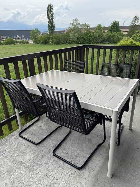 Gartentisch ohne Stühle