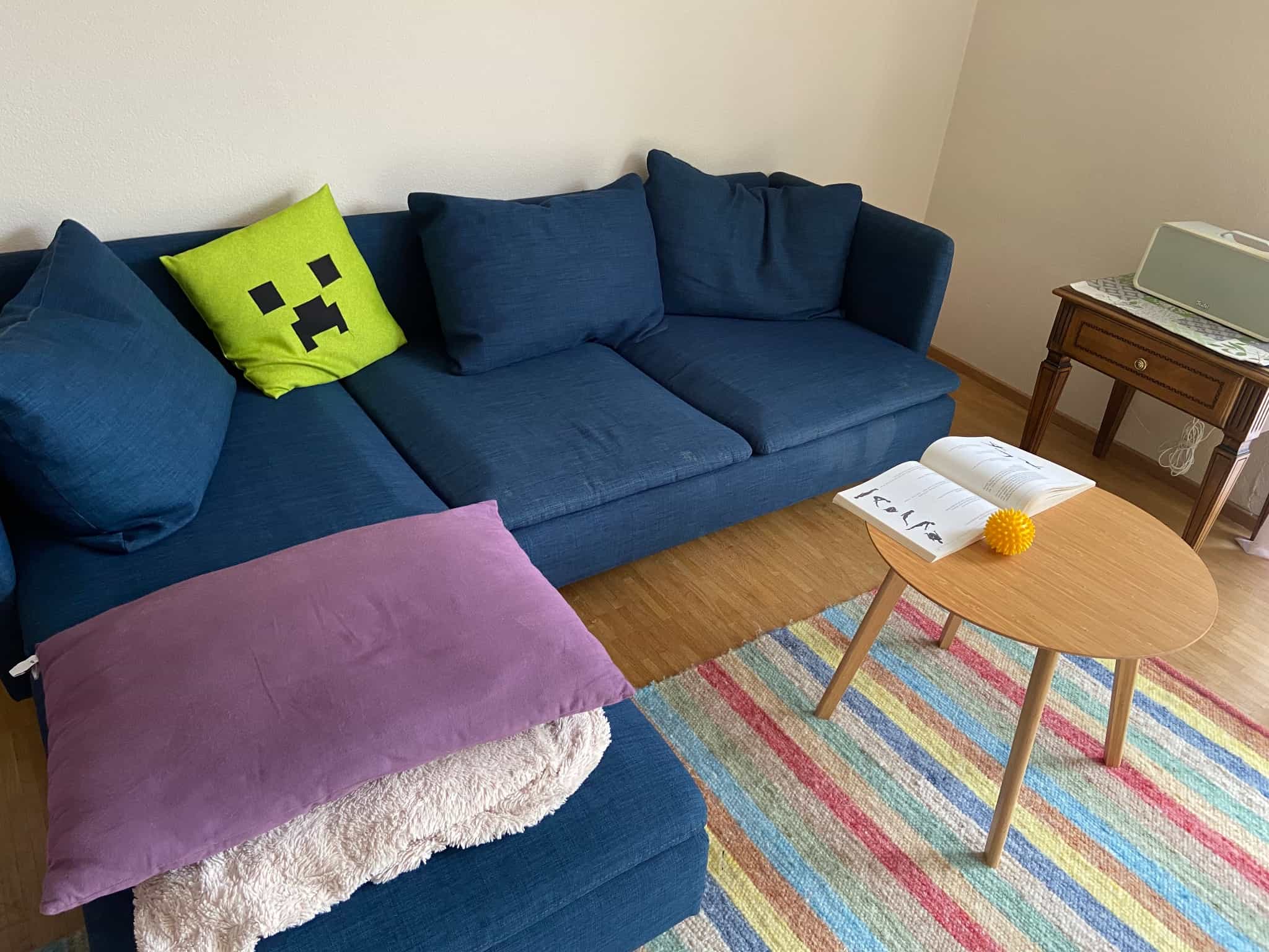 Sofa, dunkelblau mit Kissen