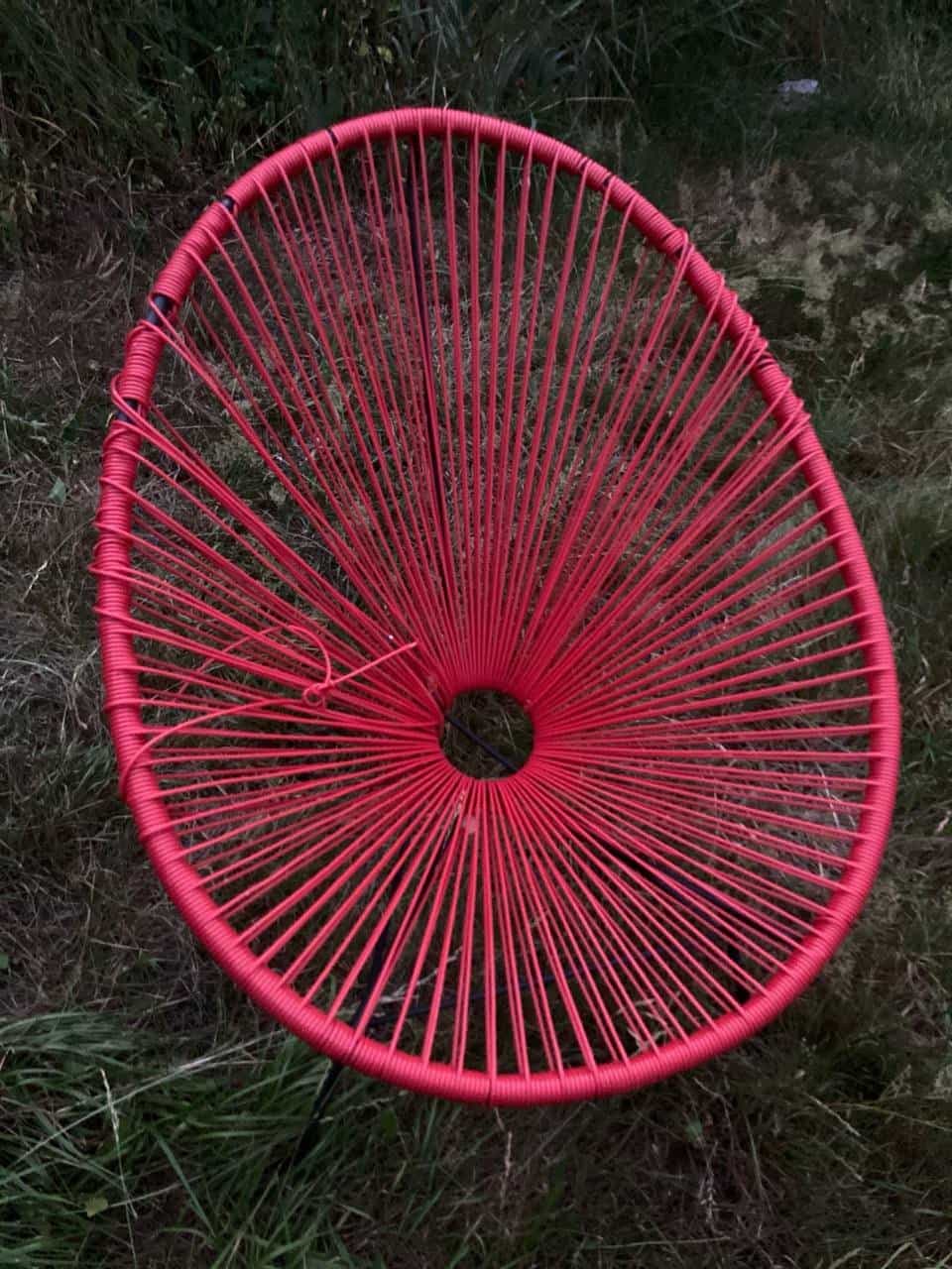 Gartenstuhl mit angeknüpelter Schnur
