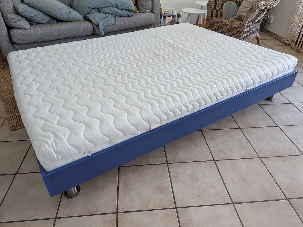 140cm Bett mit Matratze