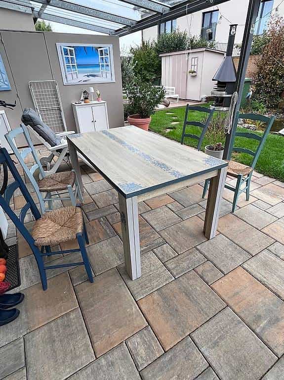 Tisch furniert mit 4 Stühlen
