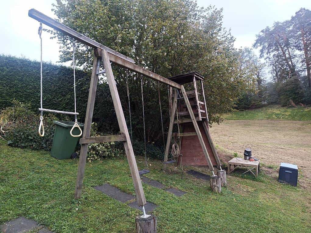 Schaukel mit Kletterwand