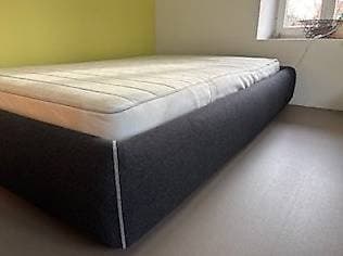 Bett/Matratze, mit Filzumrandung