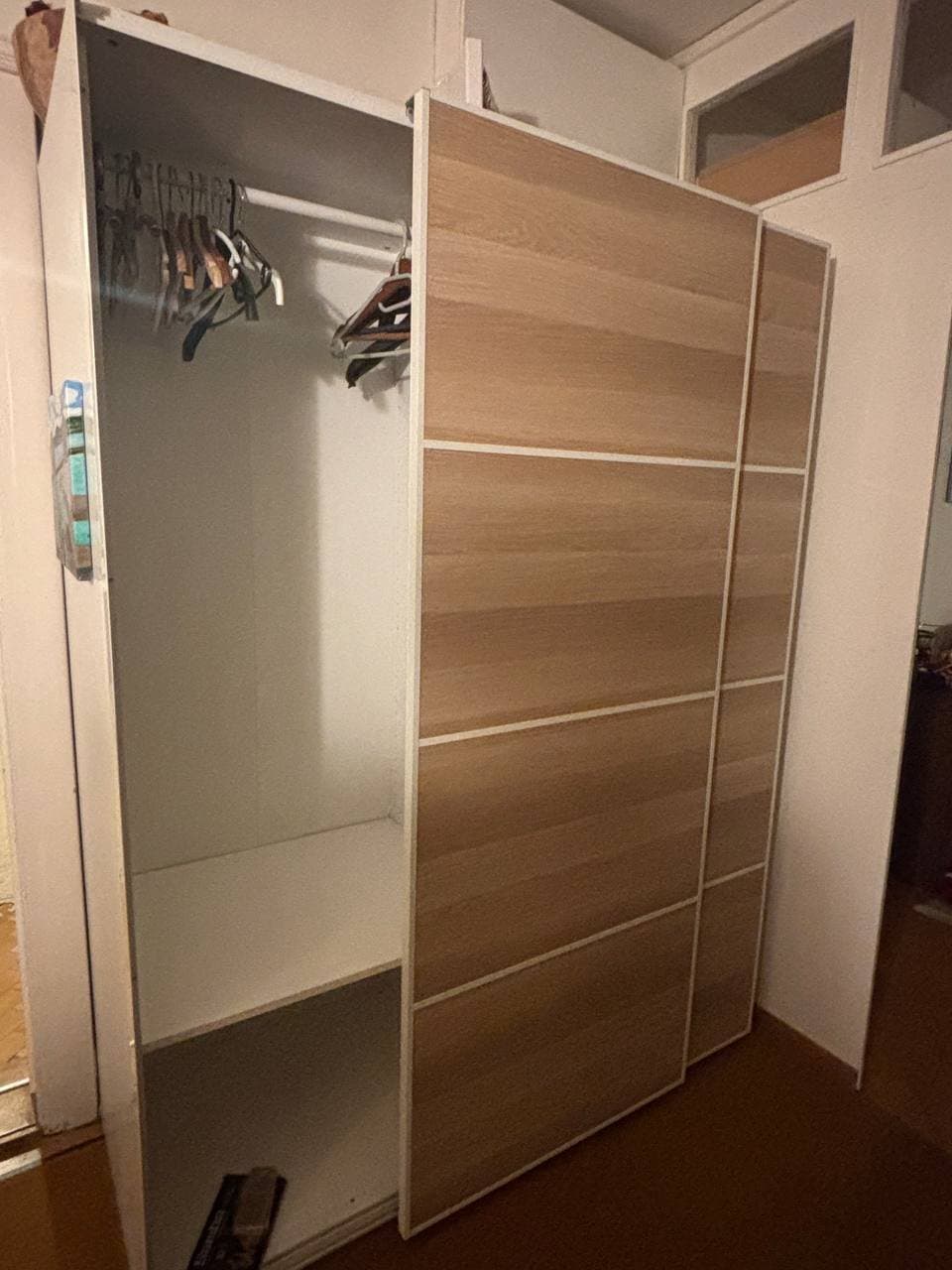 Kleiderschrank und Regal zu verschenken