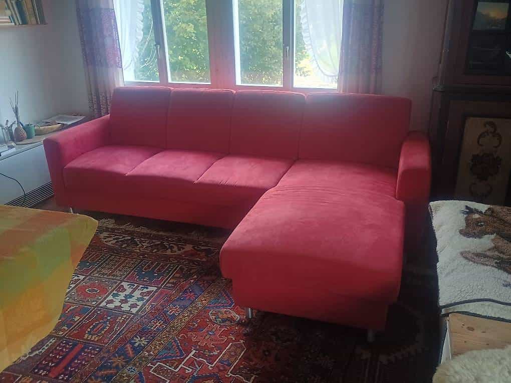 Gut erhaltenes grosses Sofa in rot
