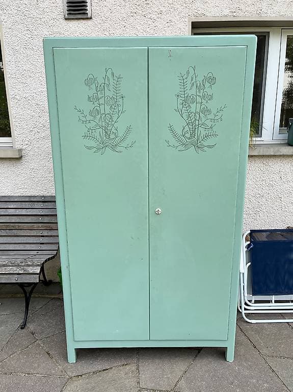 Hübscher kleiner Schrank