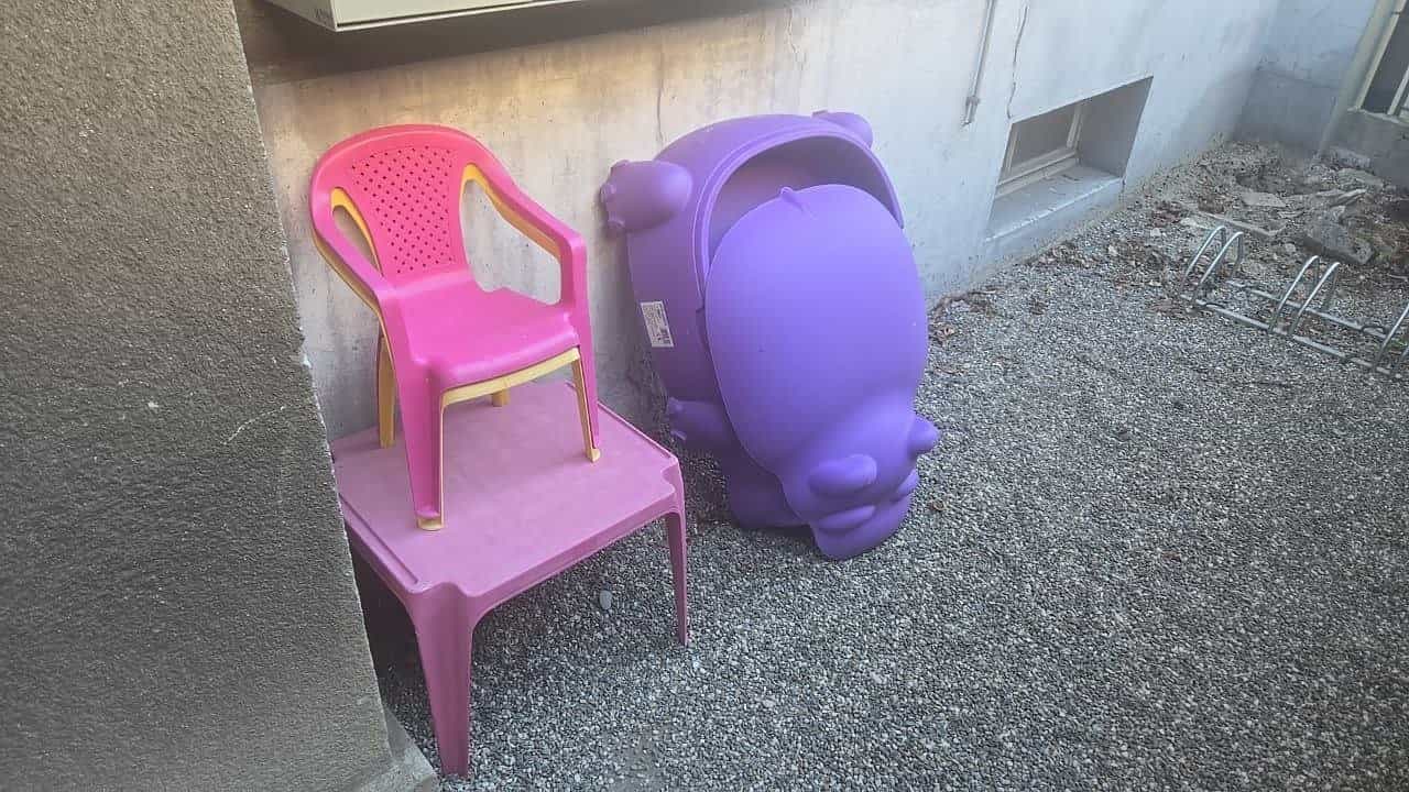 Kinderstühle und Spielzeug