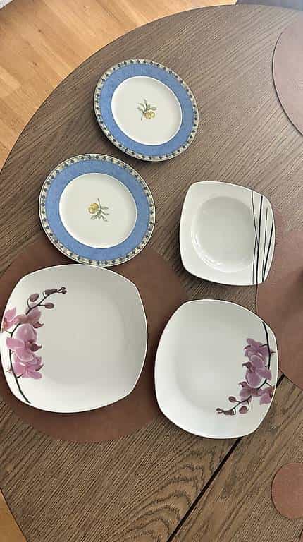 assiettes blanches et bleues