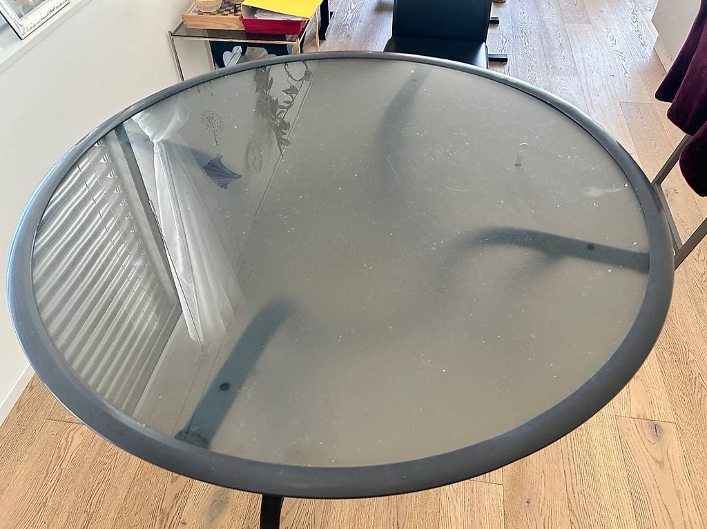 Table de jardin en bonne état à donner