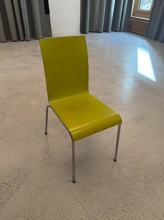 Gratis abzugeben: 40 stapelbare Stühle und 8 Klapptische