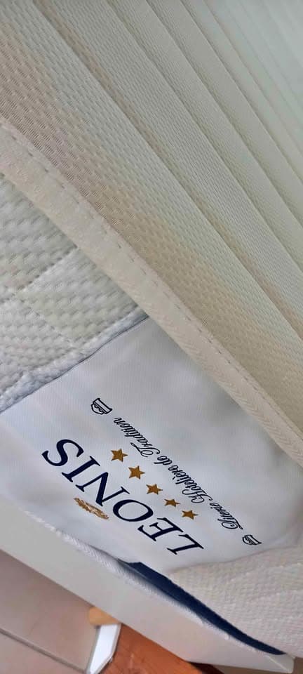 Tolles weisses Holz Bett gratis inkl. HOCHWERTIGE TEURE MATRATZE und Lattenrost