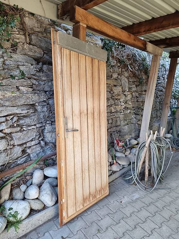 Türe massiv 85x200 cm zu verschenken