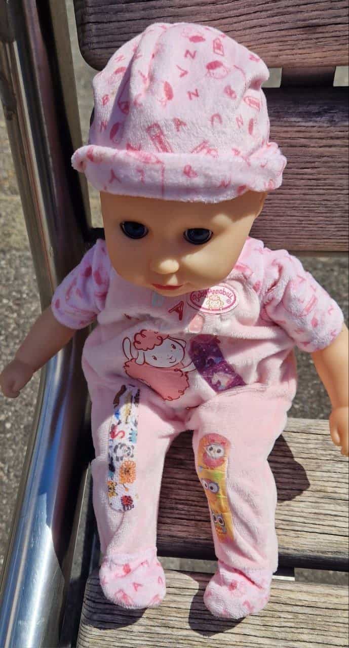 Babypuppe mit rosa Kleidung