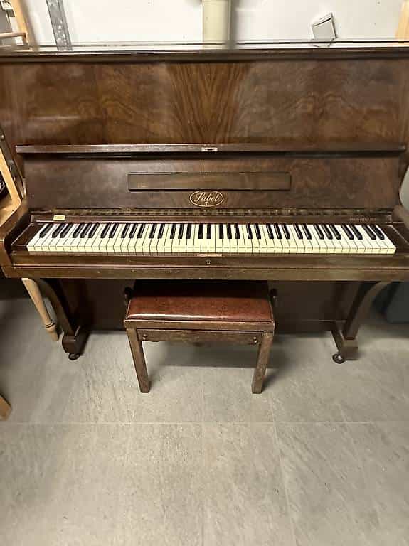 Ancien piano avec tabouret
