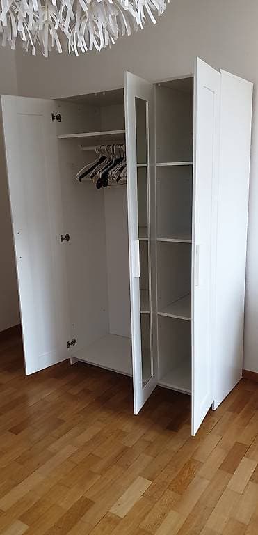 Weisser Schrank mit Spiegel