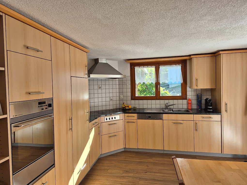 Küche mit eingebauten Geräten