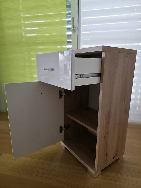 Kleiner Schrank mit Schublade und zwei Fächern