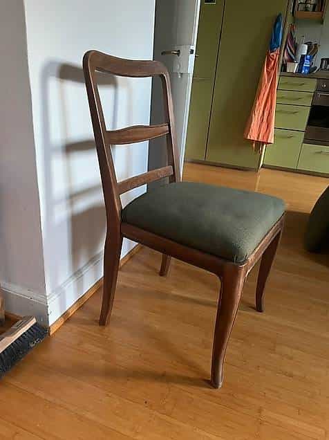 6 bequeme Massivholz-Stühle mit grünem Polster gratis